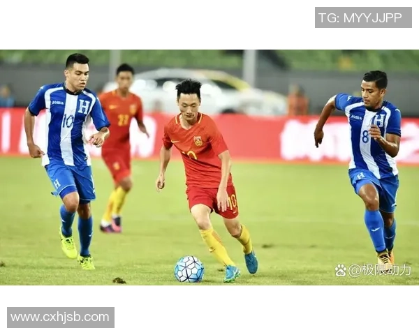 帅气足球明星的迷人外貌与场上风采兼具的完美魅力揭秘